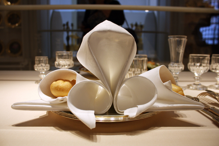 technique de pliage de serviette, arrangement de table élégant, service de verres, nappe de table blanche