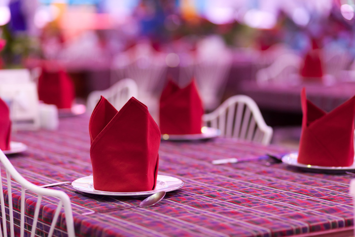 arrangement de table, pliage de serviette rouge, nappe de table rouge, décoration élégante