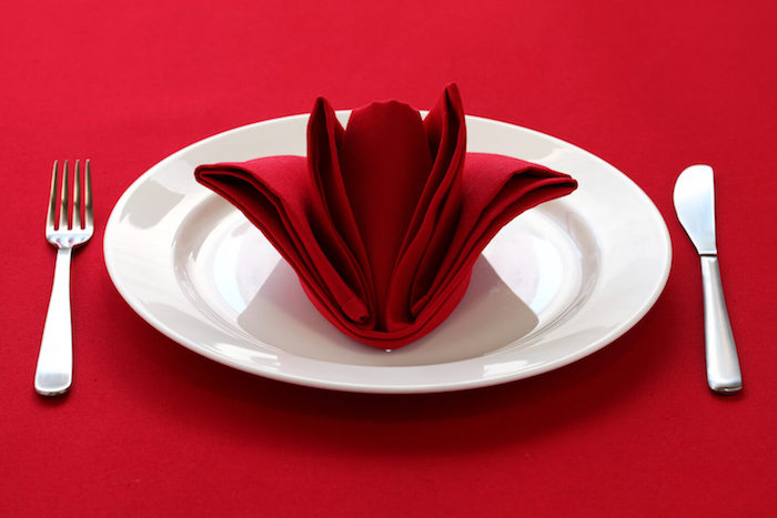 arrangement de table élégant, nappe de table rouge, pliage de serviette en tissu rouge