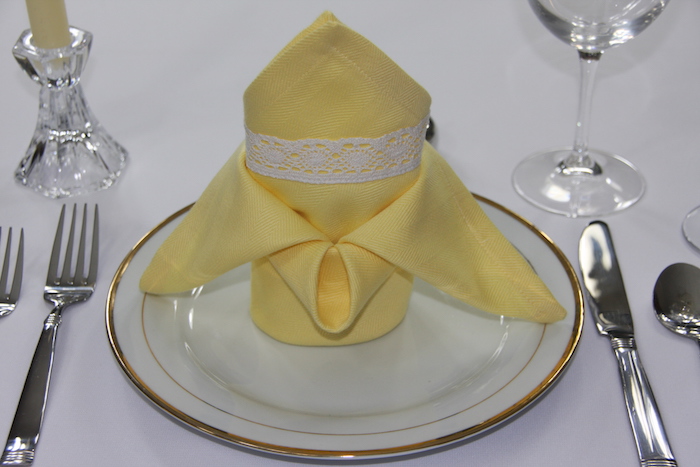 comment arranger une table élégante, technique origami serviette jaune avec dentelle blanche