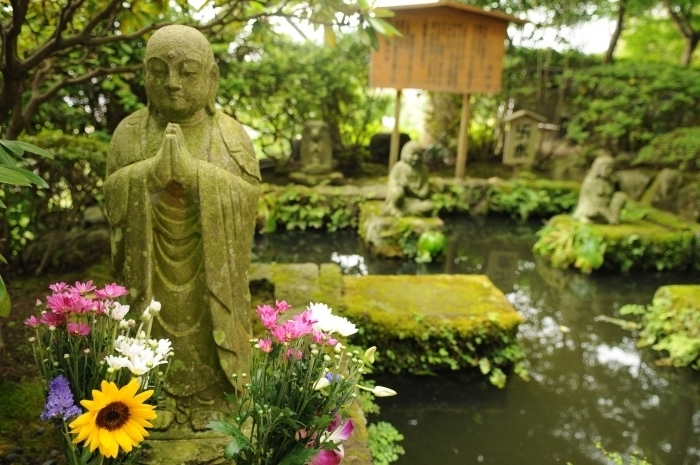 deco jardin zen, un petit lac avec de petits ilots, recouverts de mousse, maisonnette en bois diy, statue de bouddha en pierre, entouré de fleurs fraiches