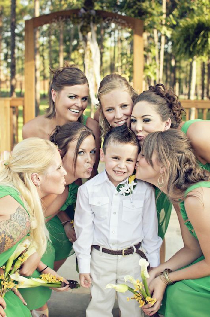 photo mariage de groupe avec les demoiselles entourant un petit garçon trop mignon