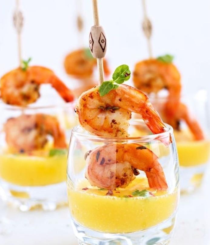 recettes tapas faciles, des crevettes dans une purée de mango, servi dans un verre, spécialité espagnole exotique