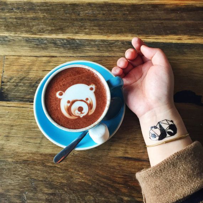 un tatouage minimaliste temporaire représentant un panda géométrique