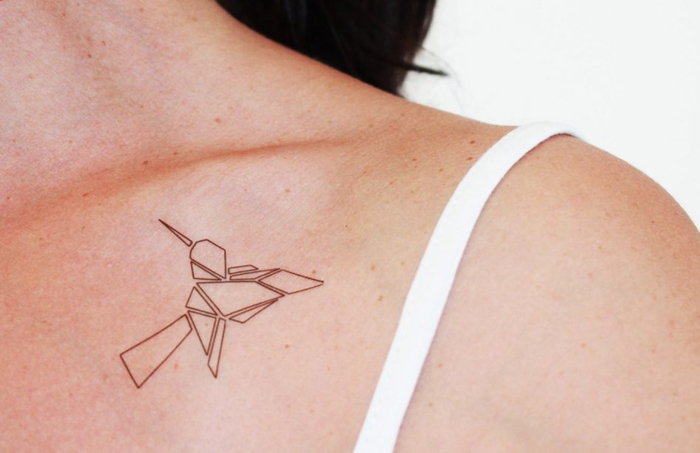 un tatouage géométrique temporaire en forme de colibri origami au design subtil