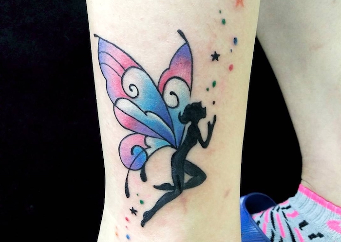 femme tatoué, fée avec ailes de papillon violet et bleu, art corporel d'inspiration conte de fée