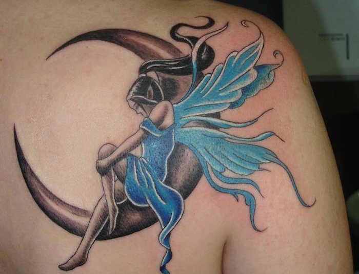 femme tatoué, tatouage à design conte de fée, femme sur la lune avec ailes bleus