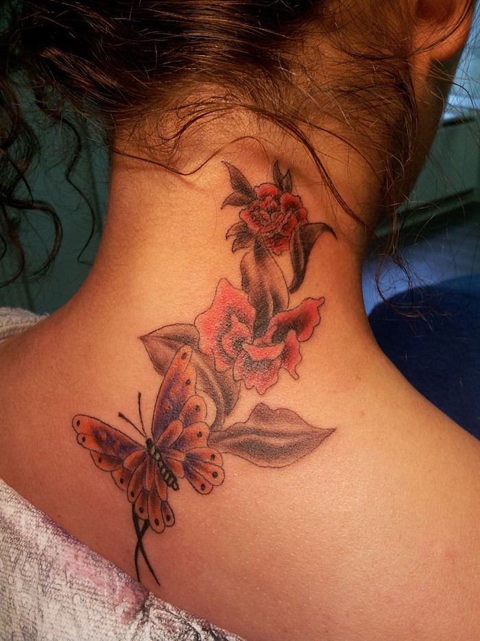 femme tatoué, art corporel sur le cou, tatouage avec roses rouges et papillon volant
