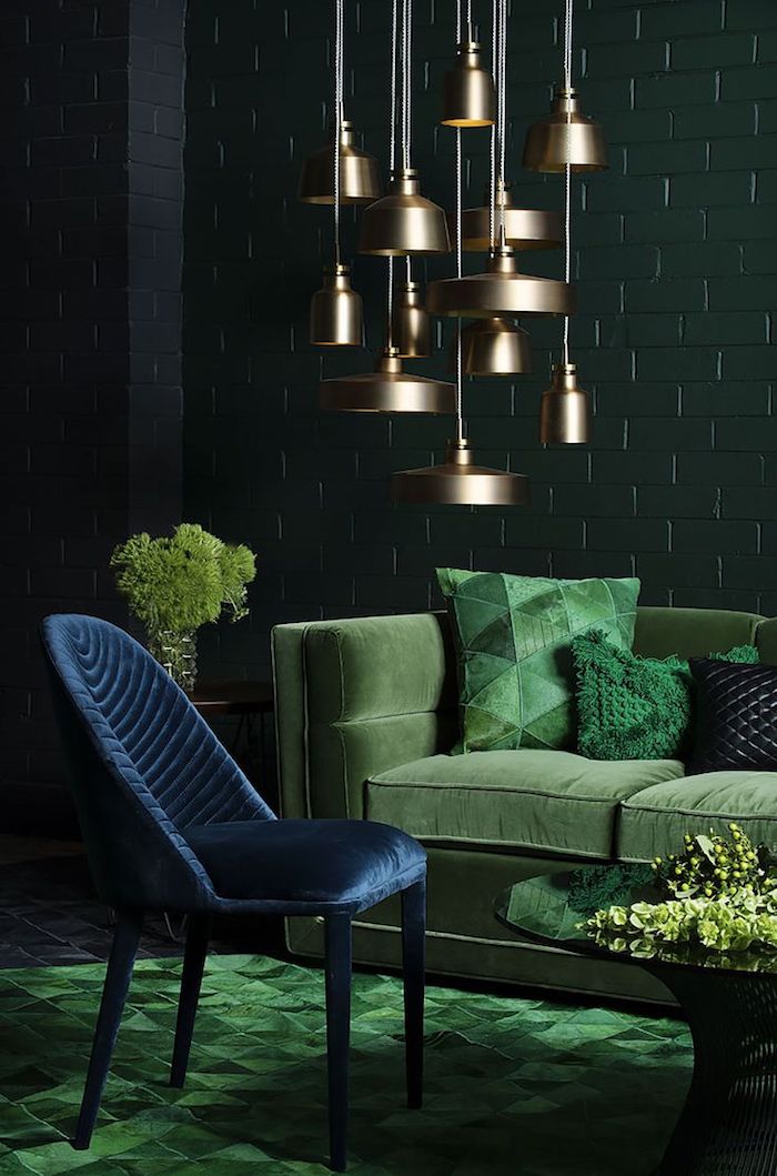 lampe cuivre, design salon vert, chaise en velours bleu et canapé en velours vert, table ronde noire à effet miroir
