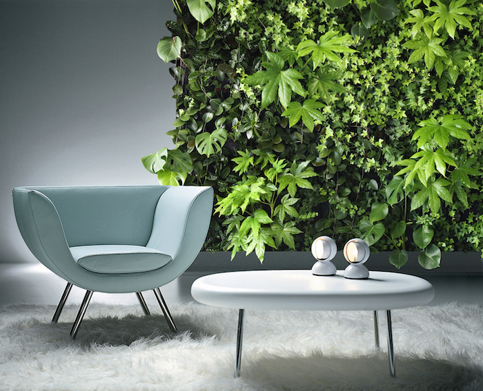 oasis tropical, table basse et ovale en blanc, chaise en cuir bleu claire, tapis blanc en fausse fourrure, végétation murale