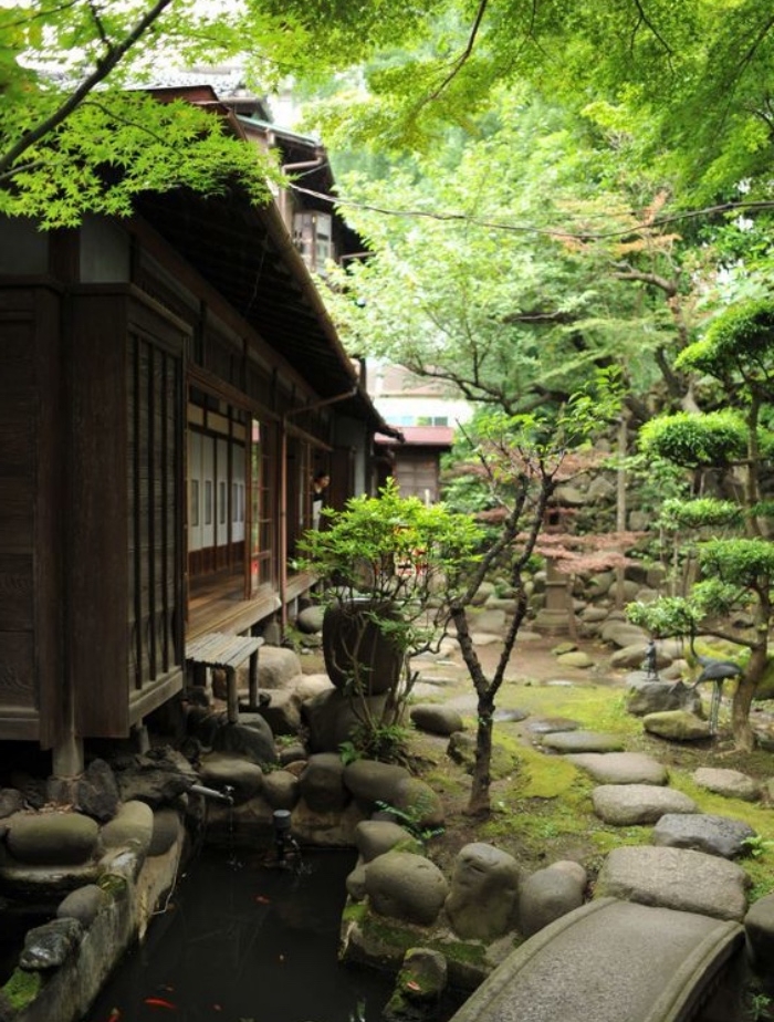 jardin zen japonais, bassin deau carpe koi, chemins de pierre et pont en pierre, arbres er maison style japonais