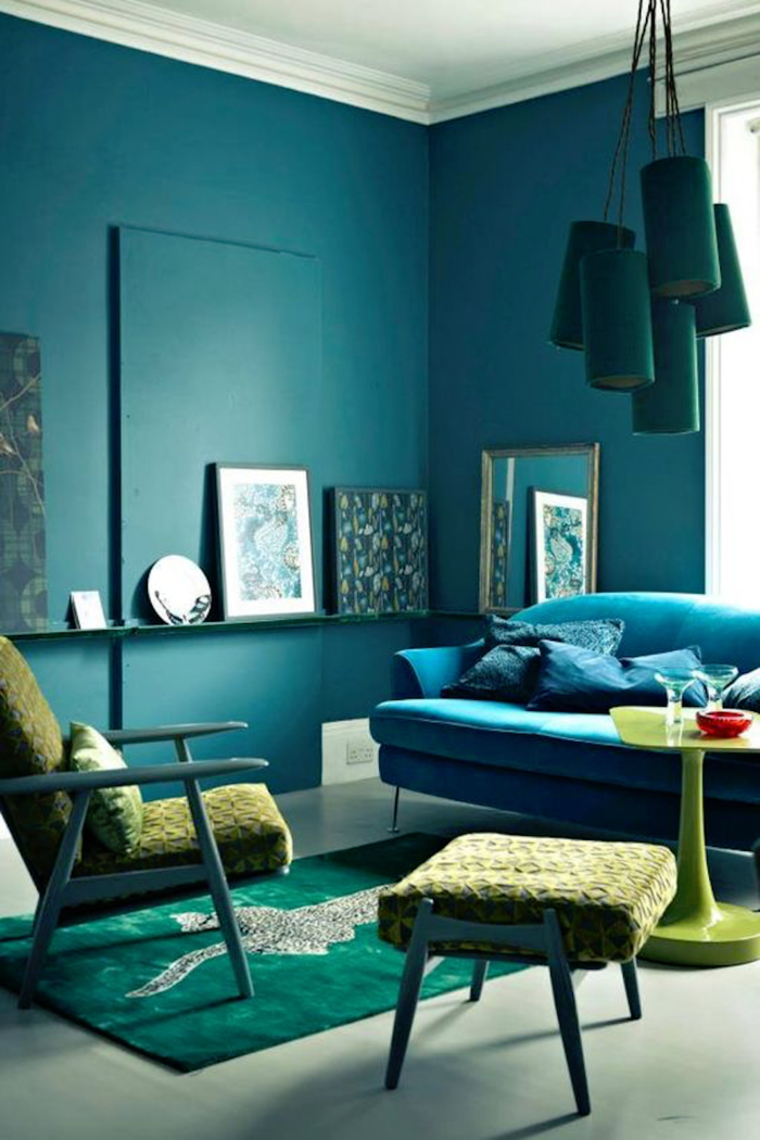 salon bleu paon qui associe les différentes nuances de bleu et de vert pour une ambiance 