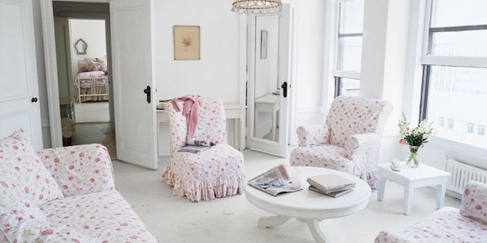 canapé shabby chic et fauteuils a motifs floraux, table basse blanche, decor en blanc, decoration bouquet de fleurs, ambiance paisible