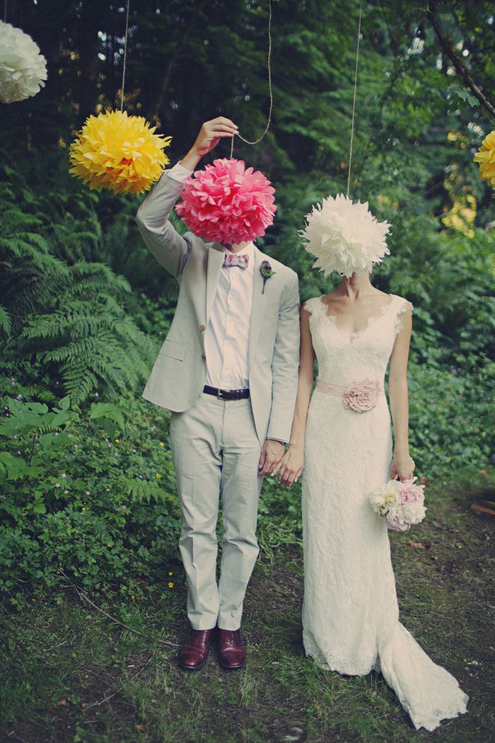 une jolie décoration de mariage en fleurs de papier utilisée pour une mise en scène ingénieuse, photo de couple créative
