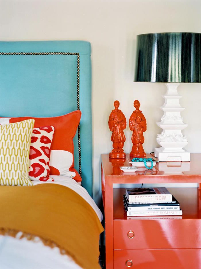 décoration chambre couleurs rouge corail turquoise jaune murs blancs