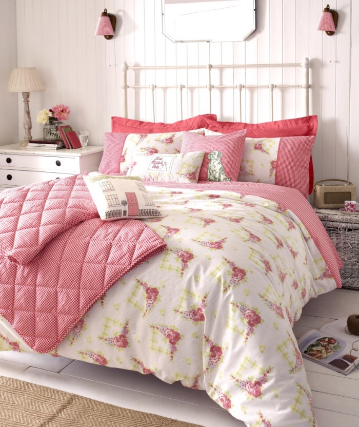 lit metallique, linge de lit blanc rose et rouge, meuble de nuit blanc vintage avec tiroirs, parquet blanchi et lambris, style shabby chic comment faire