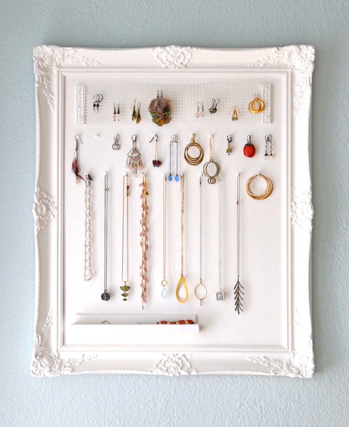 porte boucle d oreille et colliers, diy rangement dans un cadre blanc vintage, astuce pour créer un organisateur bijoux