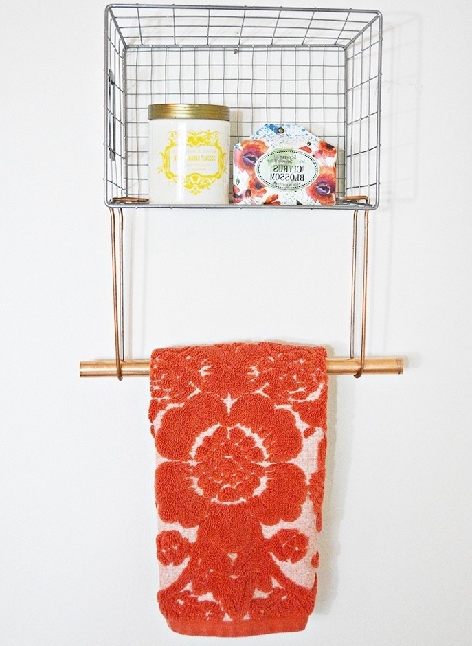 idée rangement mural en panier en fil de fer et tube en cuivre suspendue pour accrocher sa serviette, idée de bricolage rangement dans la salle de bains