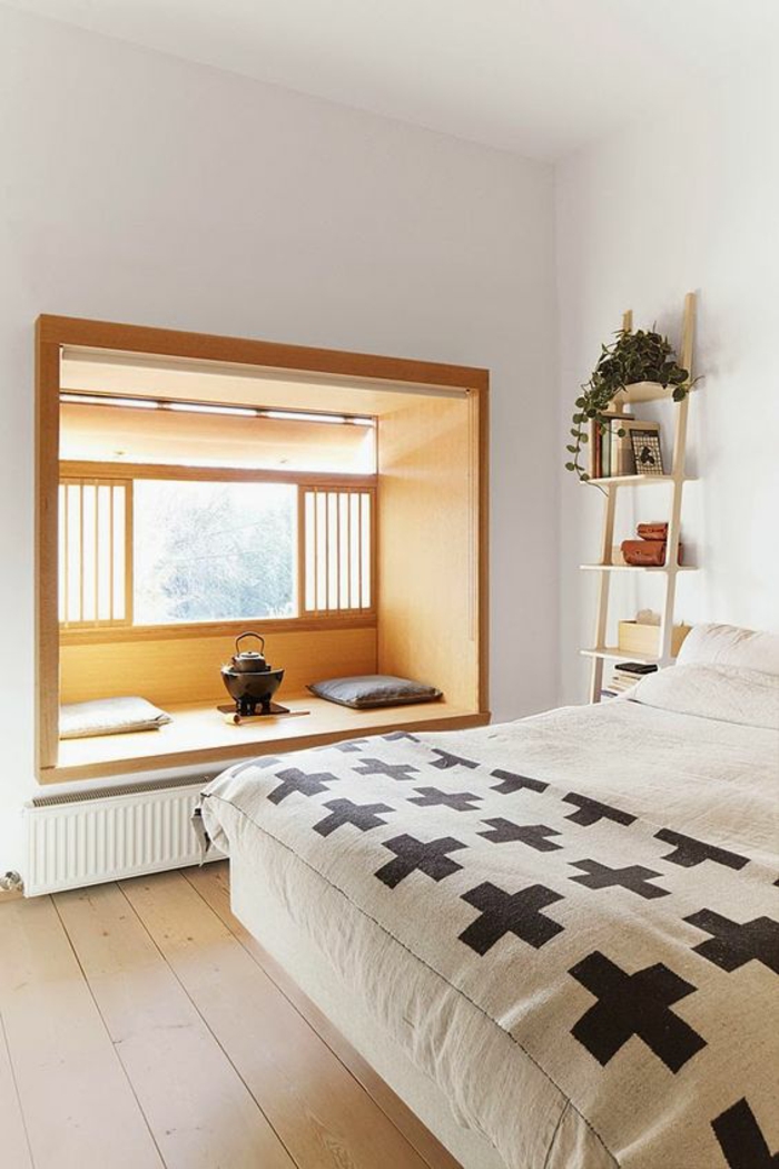 idee deco chambre avec niche en bois clair ambiance zen méditative escalier au mur porte-plante