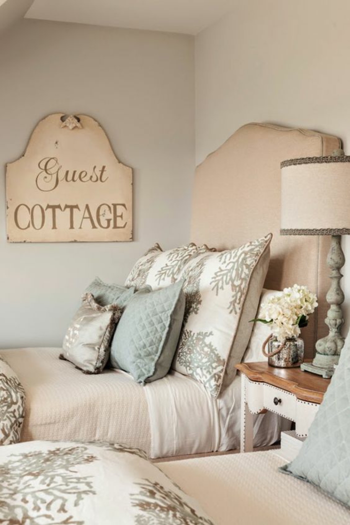 chambre design Guest cottage shabby chic en couleur rose pale et bleu pastel avec lampadaire classique 