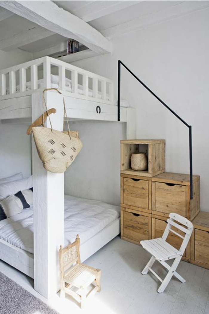 idee deco chambre avec des lits blancs à 2 niveaux avec des escaliers qui sont en fait des meubles pour ranger disposés de manière à former des escaliers