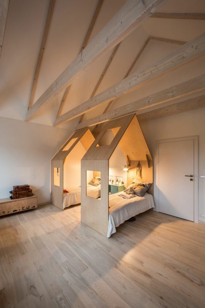chambre design sous pente plafond très haut deux lits en forme de maisons en beige
