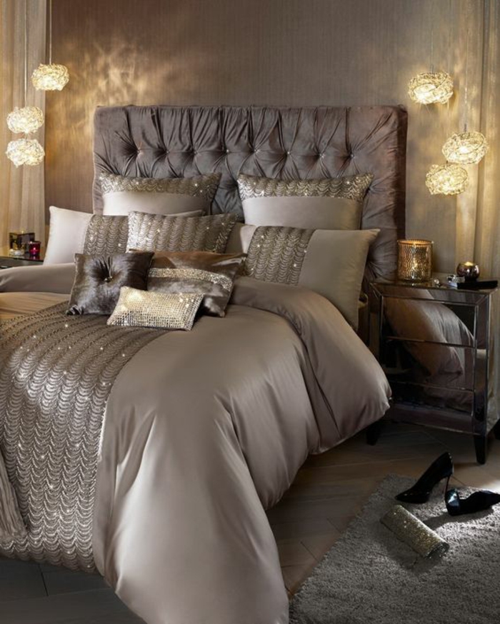 chambre design aux reflets irisés glamour et sexy sequins sur la couverture lit en couleur prune luminaires suspendus lumière discrète