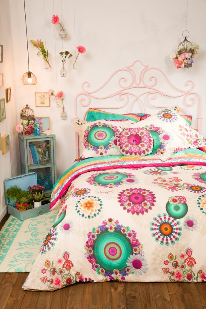 chambre design lit romantique avec des porte plantes aux murs avec des fleurs et des vages porte plantes avec couverture de lit en spirales colorées