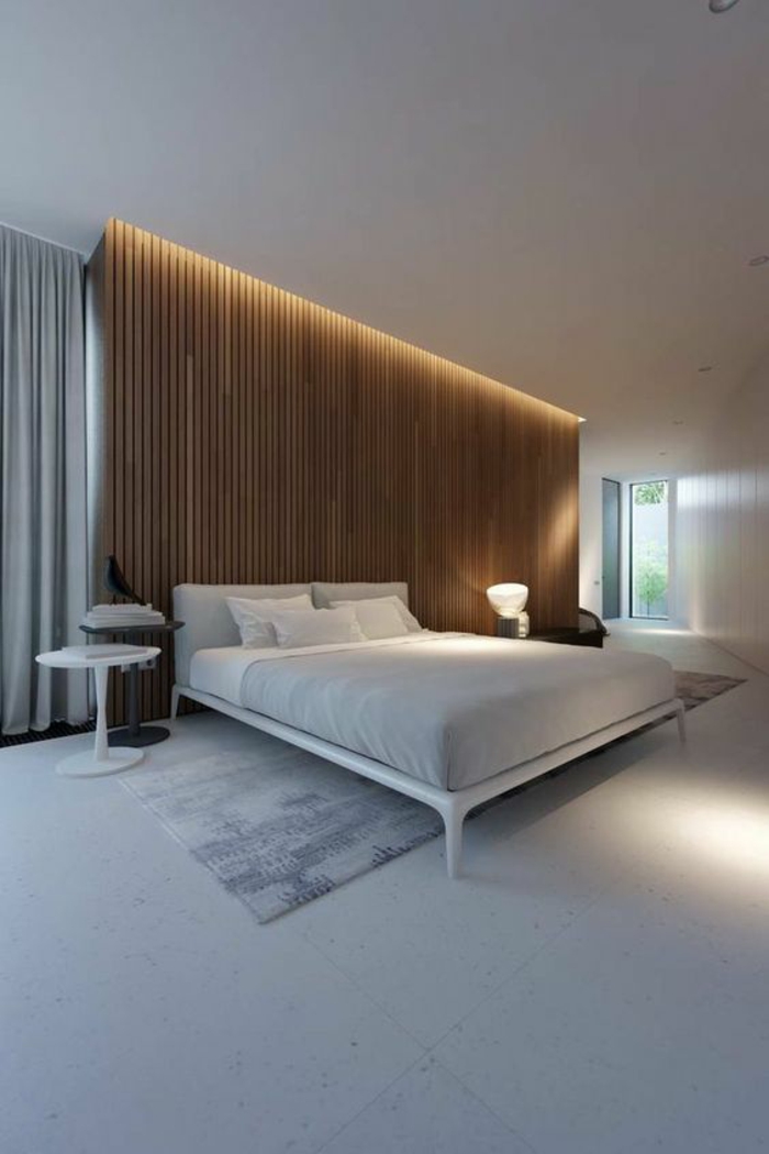 idee deco chambre avec panneau en bois marron et lit tout blanc avec tapis gris clair