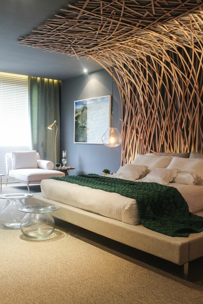 chambre complete adulte avec lit à la prolongation au plafond motifs arbres entrelacés