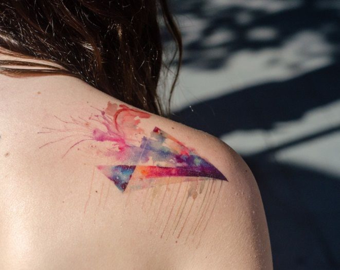 un tatouage aquarelle artistique avec des éclaboussures d'aquarelle 
