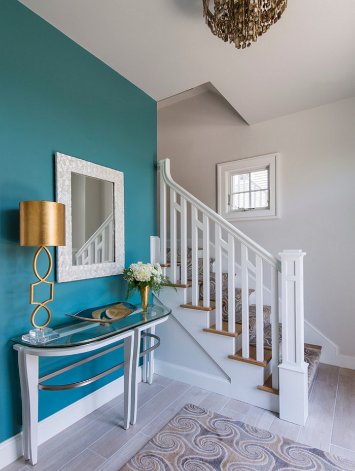 un escalier moderne en blanc dynamisé par un mur d'accent bleu paon