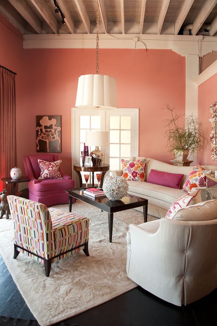 exemple déco salon avec murs corail couleur rose pale