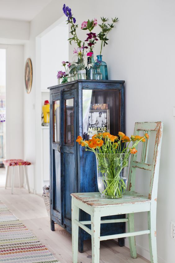 exemple d armoire et chaise patinée, decoration florale, style shabbu choc campagne, tapis muticolore, mur couleur blanche