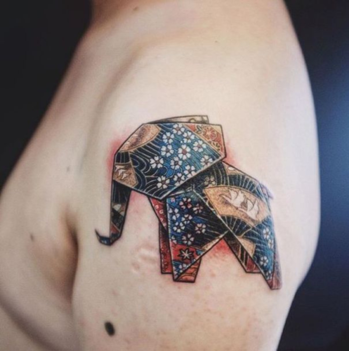 un tatouage géométrique à l épaule représentant un éléphant origami à motifs hindoux