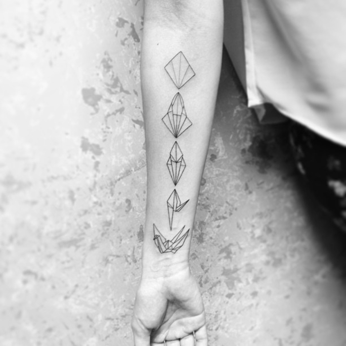 idée originale pour un tatouage géométrique vertical représentant les étapes de pliage d"une grue origami