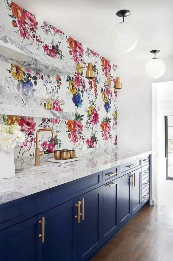 façade cuisine bleu marine avec plan de travail en marbre, papier peint motifs floraux mutlicolores, déco épuré shabby chic