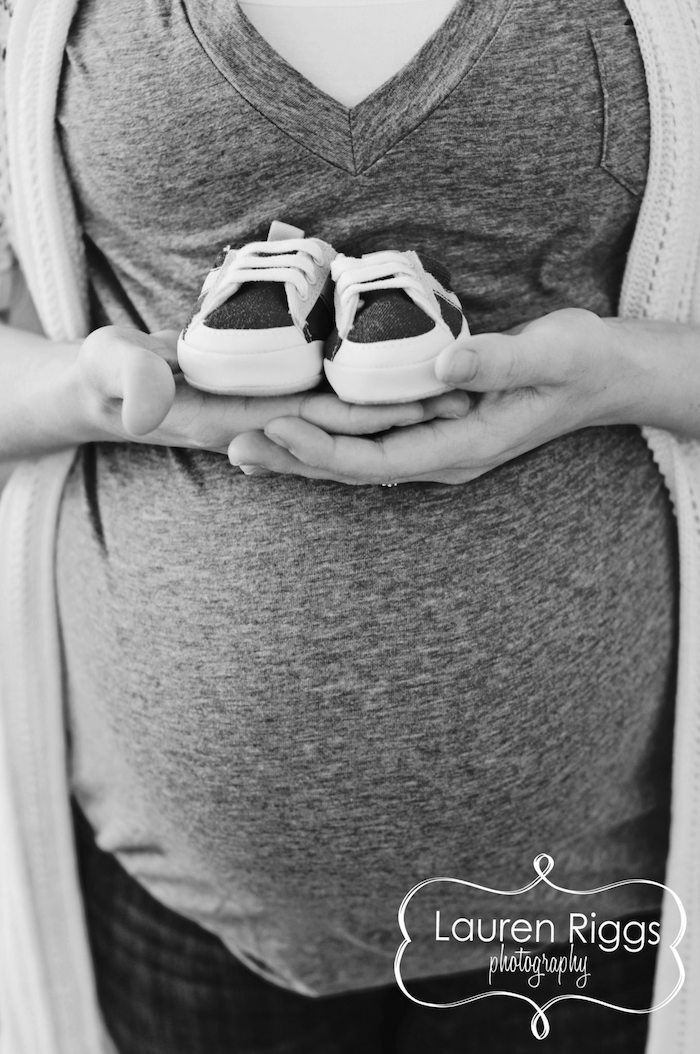 shooting grossesse noir et blanc femme enceinte chaussures enfant