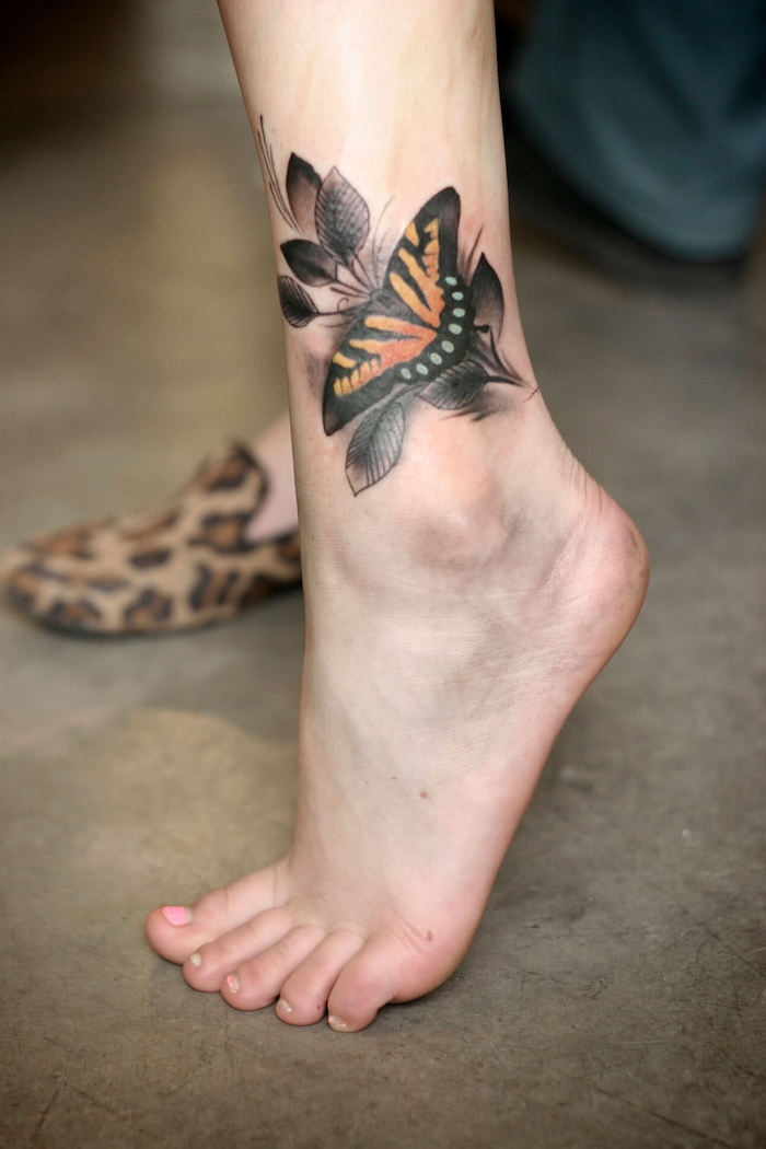 tatouage symbolique, dessin papillon monarque sur la jambe, idée tatouage pour femme