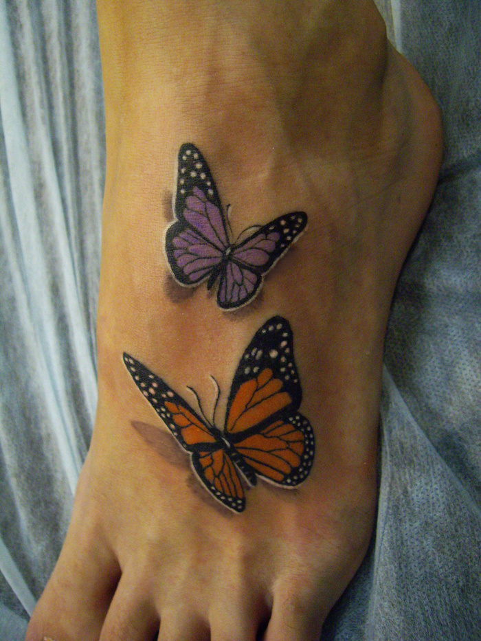 tatouage papillon 3d, dessin papillon en violet et orange, tatouage pied pour femme