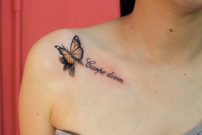 tatouage couleur, dessin sur la peau à design papillon 3d avec mots inspirants, vivre pour l'instant tatouage