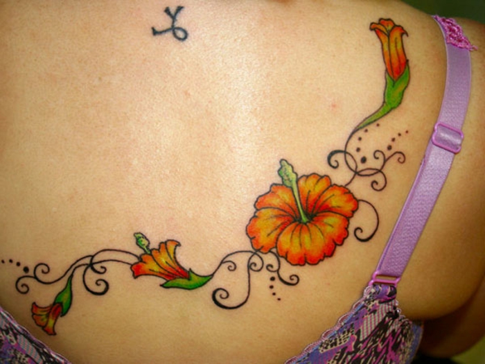 fleur tatouage, joli dessin floral au dos, fleur miraculeuse couleur orange tatouée au dos