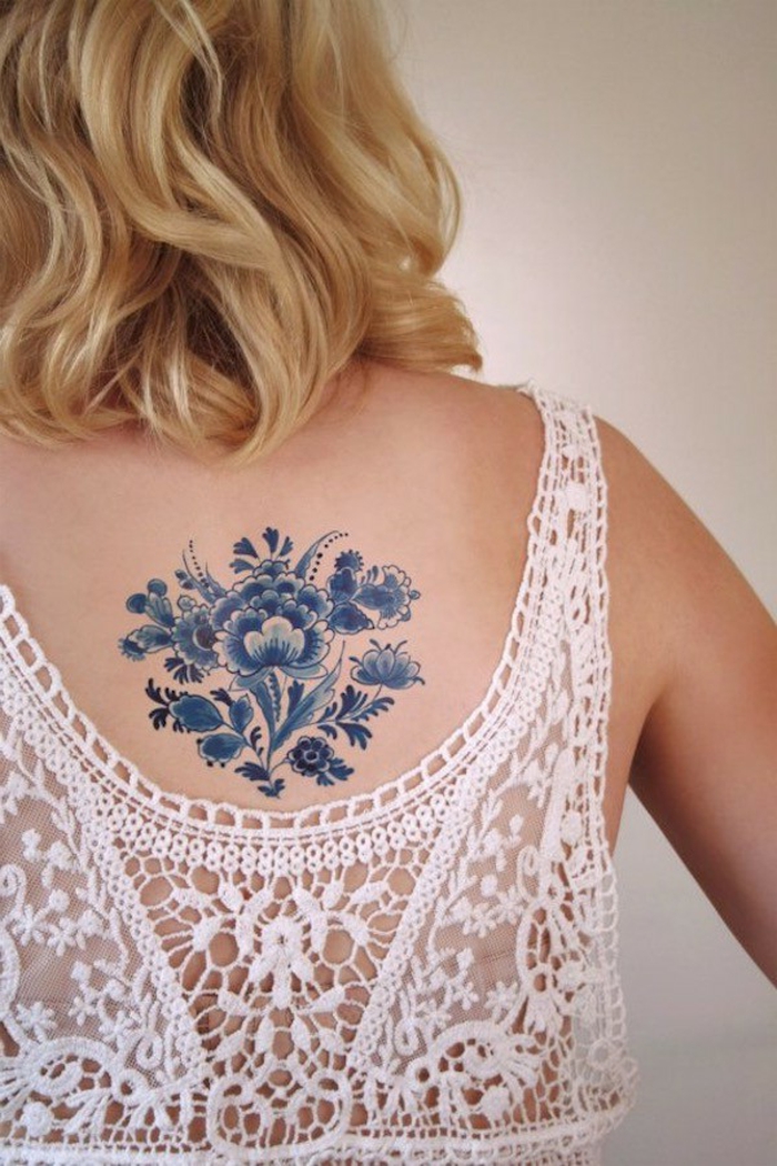 fleur tatouage, design de tatouage floral au dos, robe en dentelle blanche