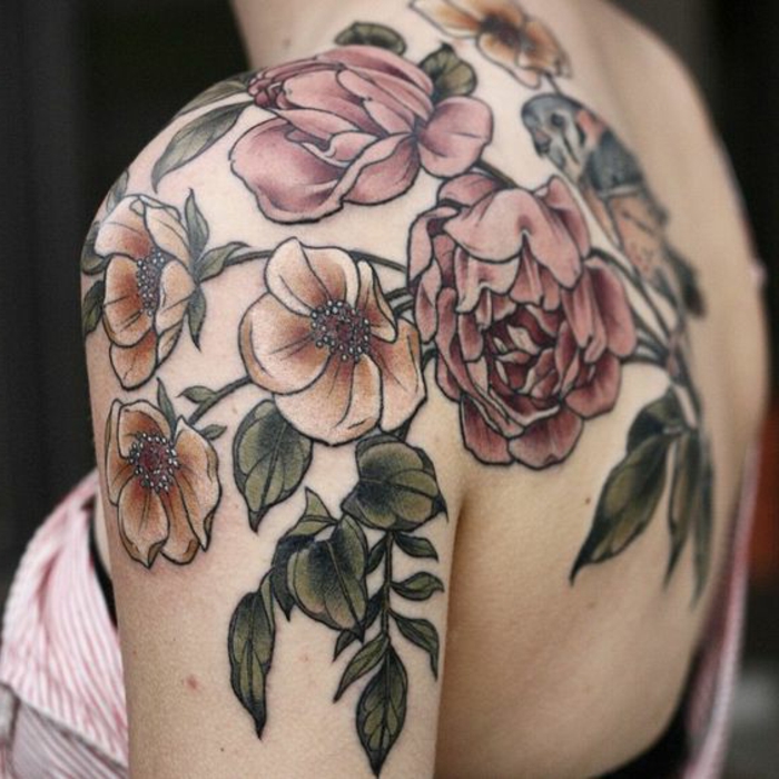 fleur tatouage, deux pivoines et quelques autres fleurs, grand tatouage sur l'épaule