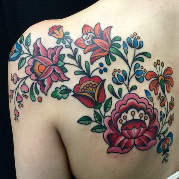 fleur tatouage, dessin floral multicolore, tatouage femme dos, jolies fleurs