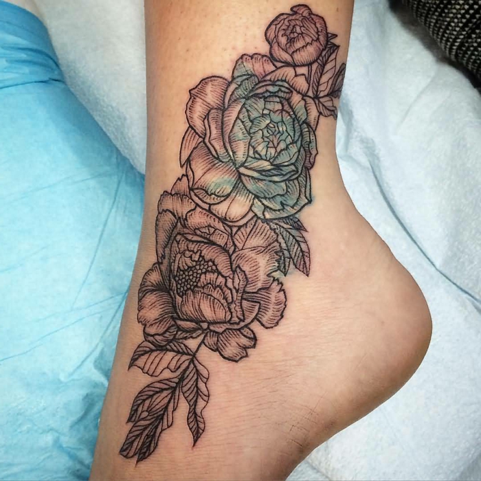 fleur tatouage, tatouage au pied pivoine créé avec une jolie technique