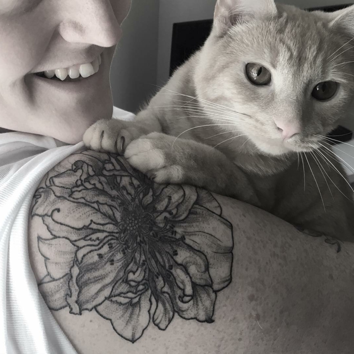 fleur tatouage, chat roux près du tatouage de sa maîtresse, design de tattoo pivoine