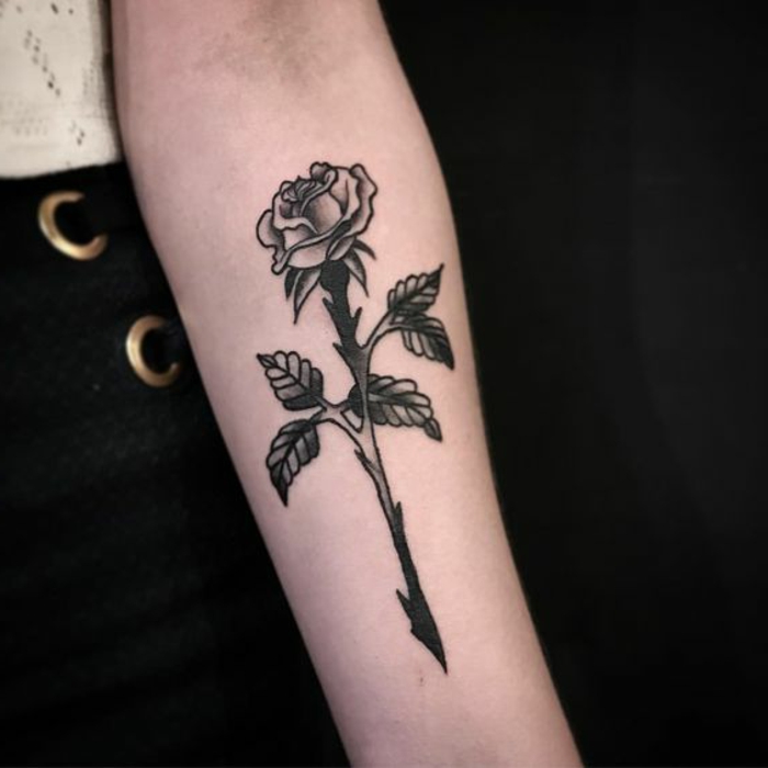 fleur tatouage, rose noire aux épines tatouée sur l'avant-bras, tatouage femme avant bras