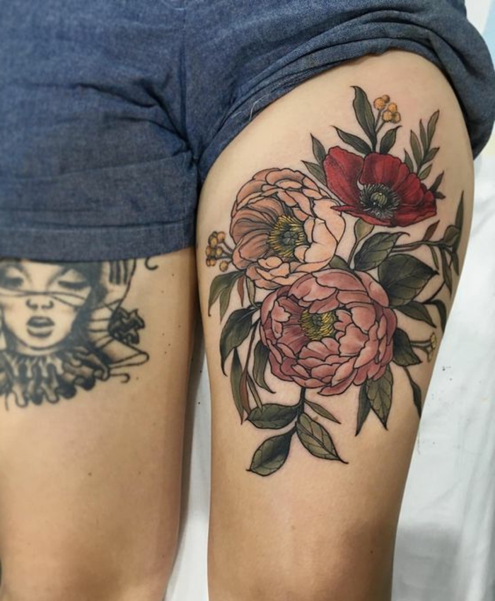 fleur tatouage, bouquet de deux pivoines et un coquelicot tatoué sur une jambe femme