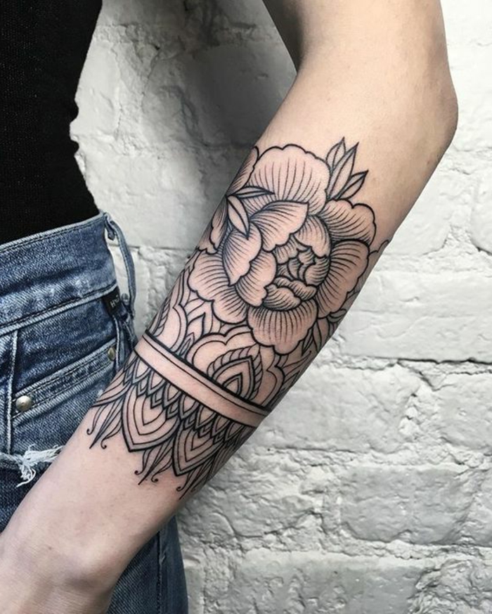 fleur tatouage, pivoie et autres symboles à l'avant-bras, grand tatouage femme